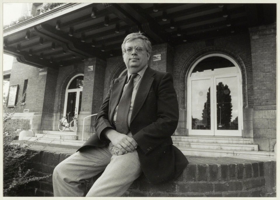 Peter Lohr, schouwburg- en concertgebouwdirecteur, voor de ingang van de schouwburg. NL-HlmNHA 54010044