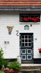 Pesaken-engel en Mariabeeldje in gevel Pesaken 14 (3)