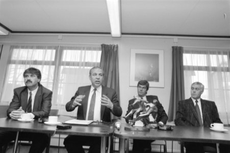 Persconferentie PSV Guus Hiddink , voorzitter J. Ruts , manager K. Ploegsma en , Bestanddeelnr 934-1663