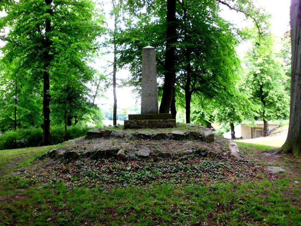 Petzow Schloss Obelisk 2