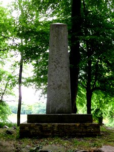Petzow Schloss Obelisk 3
