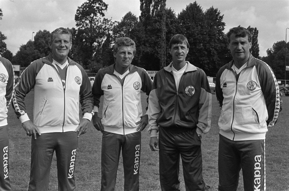 Persdag Ajax v.l.n.r. C. van de Hart , A. R. J. Bruins Slot , Johan Cruyff en A, Bestanddeelnr 933-3766