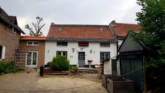 Pesaken-engel en Mariabeeldje in gevel Pesaken 14 (1)