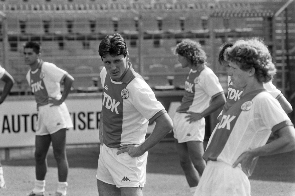 Persdag Ajax nieuwe speler Frank Stapleton (2e van lin tijdens training, Bestanddeelnr 934-0323