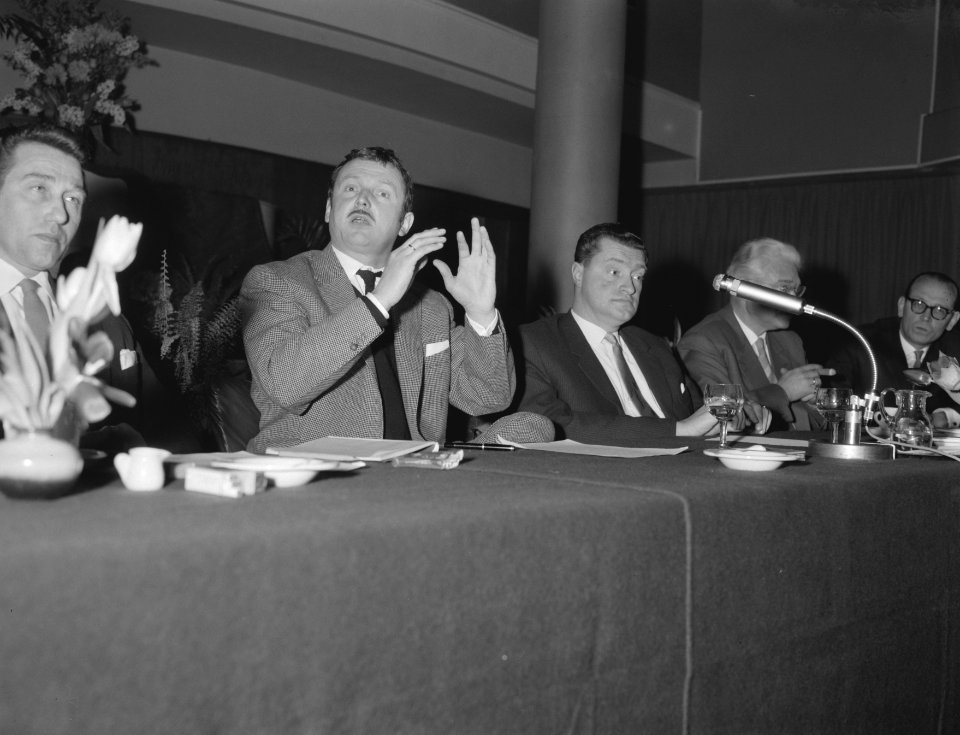 Persconferentie van Toon Hermans over zijn nieuwe film Toon Hermans , naast hem , Bestanddeelnr 910-1276