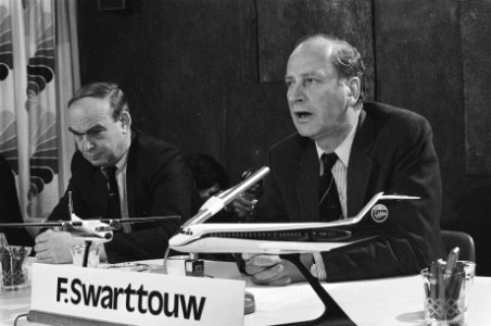 Persconferentie van vliegtuigfabriek Fokker ivm stopzetten samenwerking met Mc D, Bestanddeelnr 931-9604