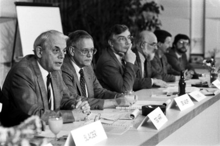 Persconferentie ROM over rapport arbeidstijdverkorting v.l.n.r. Ter Hart (FME),, Bestanddeelnr 933-5002