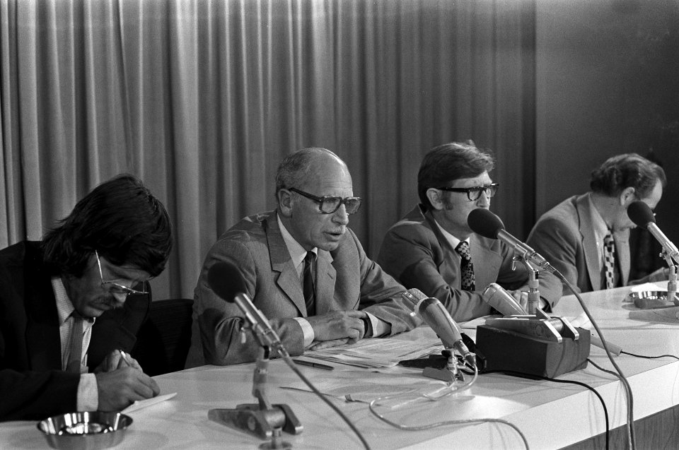 Persconferenties, ministers, aankomst en vertrek, ambtenaren, Doorn, Harry van, Bestanddeelnr 928-1120