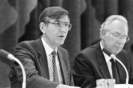 Persconferentie Shell in Den Haag over jaarcijfers '84 ir. L. C. van Wachem (pr, Bestanddeelnr 933-2656