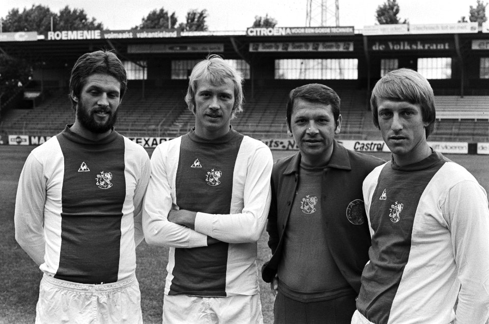 Persdag bij Ajax, van links naar rechts nieuwe aankopen Erkens, Schoenaker, tra, Bestanddeelnr 928-6993
