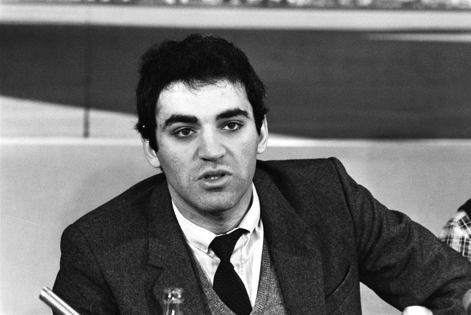 Persconferenties, schakers, luchthavens, portretten, Kasparov, Garri, Bestanddeelnr 933-5227