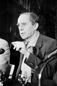 Persconferenties, schrijvers, portretten, Böll, Heinrich, Bestanddeelnr 932-5456