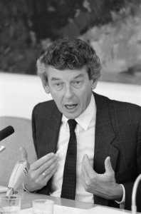 Persconferentie PvdA-fractieleider Wim Kok in verband met vertrek Harry van de B, Bestanddeelnr 934-0665