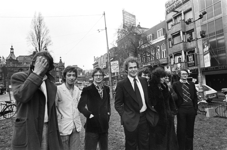 Persconferentie rond film Alle dagen feest in Amsterdam. V.l.n.r. de regisseur, Bestanddeelnr 928-3813