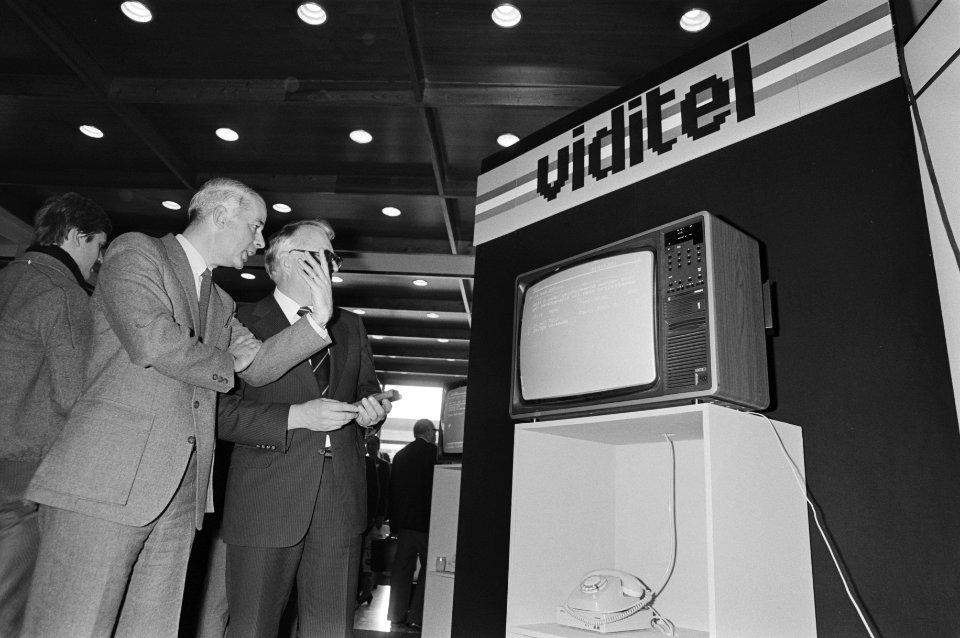 Persconferentie Personenauto RAI '81 Dhr W M de Grefte (l) en dr Diekman bek, Bestanddeelnr 931-2638