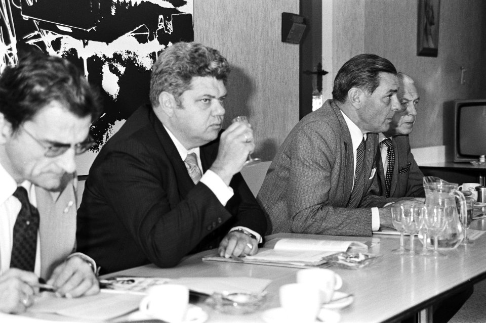 Persconferentie Vereniging van Nederlandse Gemeenten (Nieuwspoort) over verander, Bestanddeelnr 930-9957