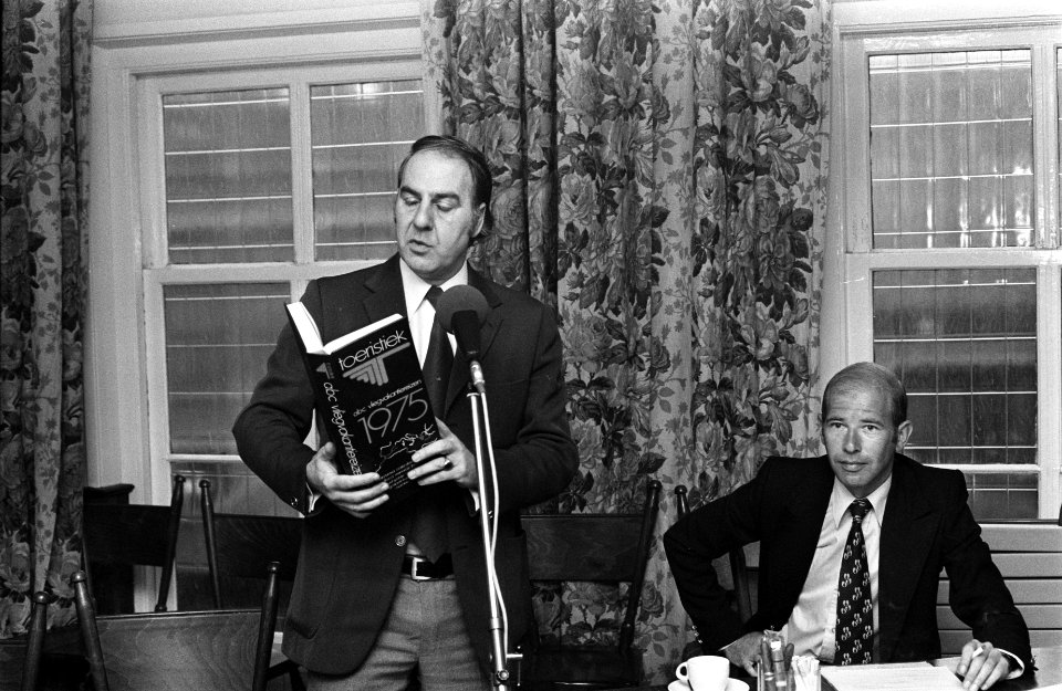 Persconferentie Toeristiek in Nieuwspoort, Willem Duys (l) en Bloem, Bestanddeelnr 927-6396