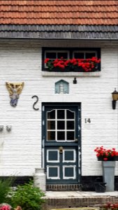 Pesaken-engel en Mariabeeldje in gevel Pesaken 14 (2)