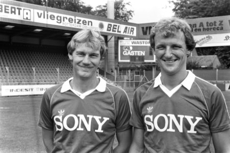Persdag AZ 67 de nieuwe spelers Henrik Eigenbrod (l en Roelf Jan Tiktak, Bestanddeelnr 932-2653