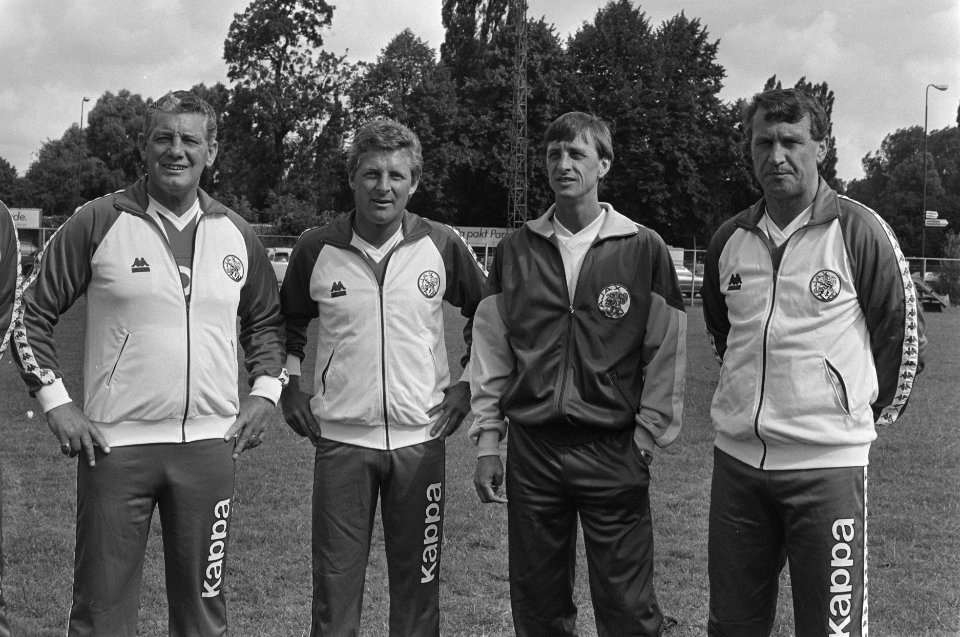 Persdag Ajax v.l.n.r. C. van de Hart , A. R. J. Bruins Slot , Johan Cruyff en A, Bestanddeelnr 933-3765