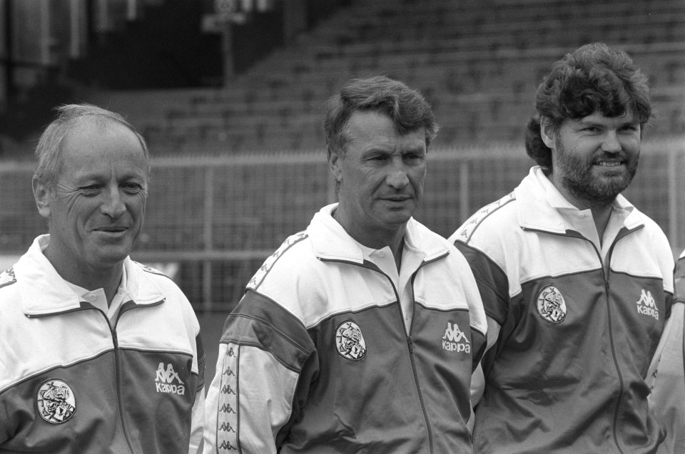 Persdag Ajax trainer Kurt Linder (nrs. 21, 22), kop, nr. 23 trainerstrio v.l.n, Bestanddeelnr 934-2881