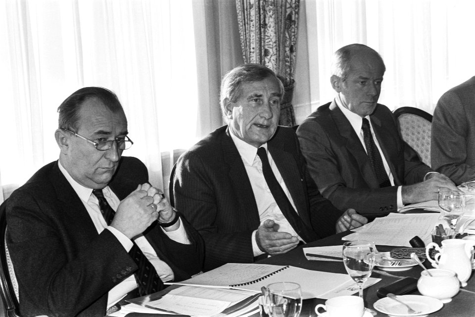 Persconferentie van Philips v.l.n.r. dhr. H. Appello, dhr. J. Zantman en dhr. …, Bestanddeelnr 932-7770