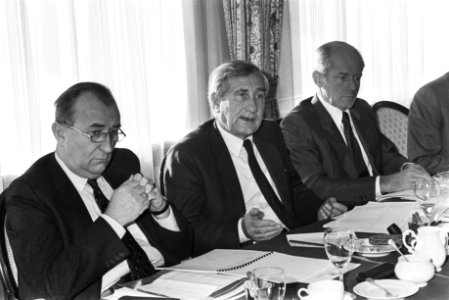 Persconferentie van Philips v.l.n.r. dhr. H. Appello, dhr. J. Zantman en dhr. …, Bestanddeelnr 932-7770