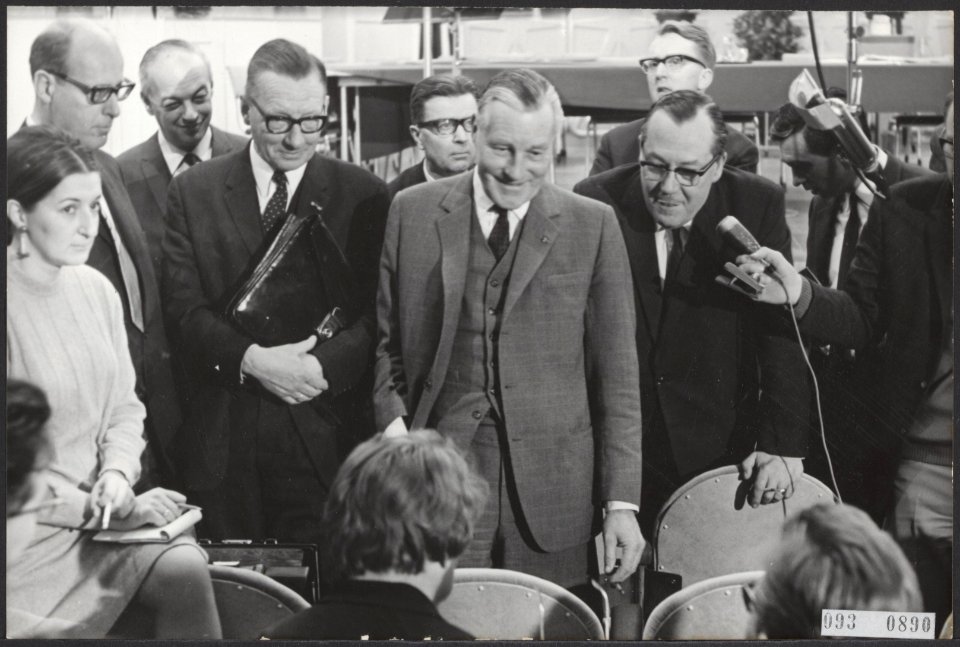 Persconferenties, vergaderingen, omroeporganisaties, Bestanddeelnr 093-0890