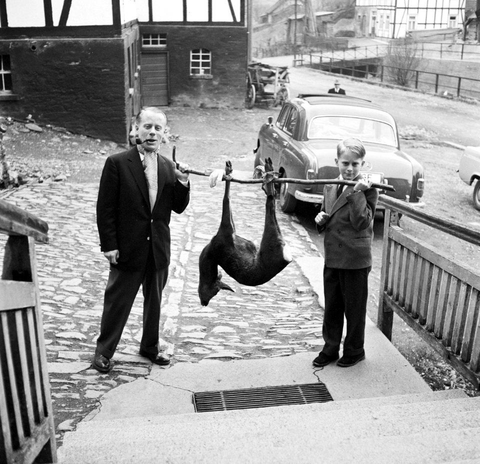 Peter en Bob van der Beld poseren met de dode ree in een straat in Girkhausen, Bestanddeelnr 254-3590
