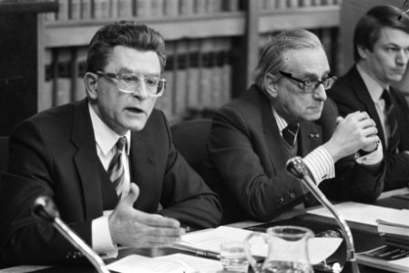 Persconferentie RSV-enquetecommissie i.v.m. verhoren,voorzitter Van Dijk (CDA) (, Bestanddeelnr 932-8921