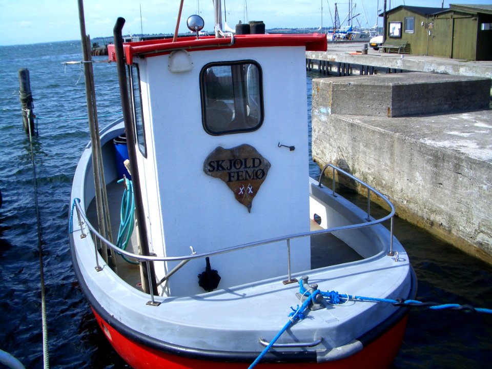 Petit bateau dans le port de Femo