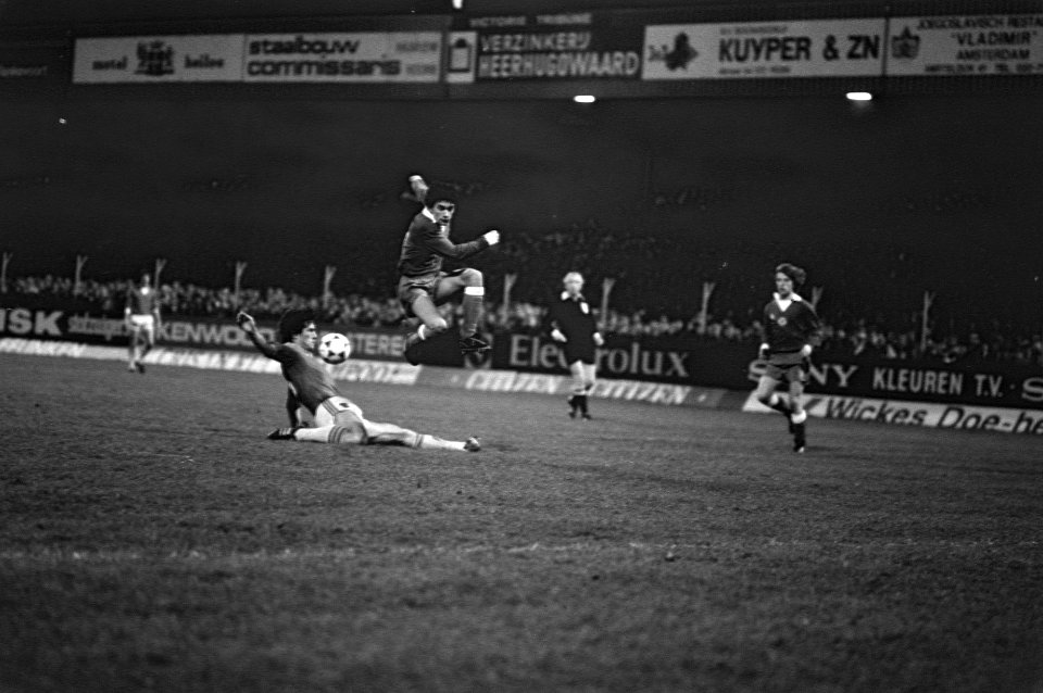 Peter Arntz (liggend) en Ajax-speler Vanenburg, Bestanddeelnr 931-8323