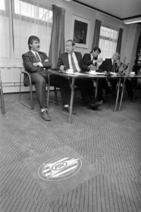 Persconferentie PSV Guus Hiddink , voorzitter J. Ruts , manager K. Ploegsma en , Bestanddeelnr 934-1662