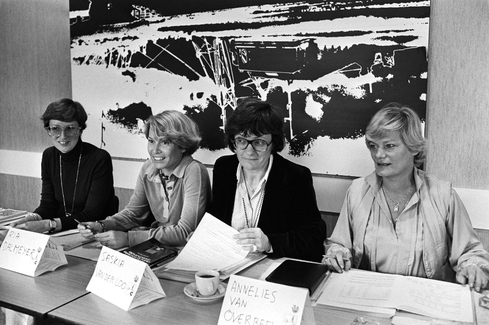 Persconferentie van het comité van het congres Vrouw en Arbeid v.l.n.r. Ria D, Bestanddeelnr 930-4933