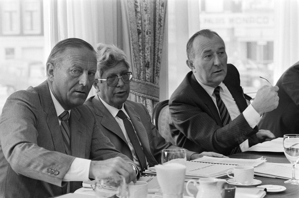 Persconferentie Philips over half-jaarcijfers v.l.n.r. C.J. van der Klugt (vice, Bestanddeelnr 933-3968