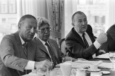 Persconferentie Philips over half-jaarcijfers v.l.n.r. C.J. van der Klugt (vice, Bestanddeelnr 933-3968