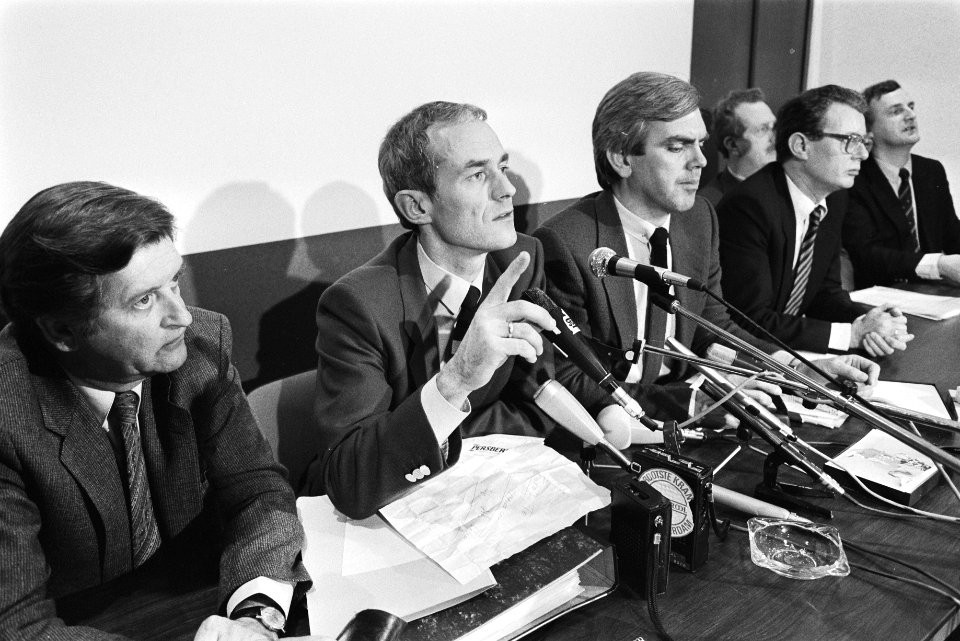 Persconferentie van de politie v.l.n.r. commissaris Jacobs, hoofdinspecteur Sie, Bestanddeelnr 932-7923