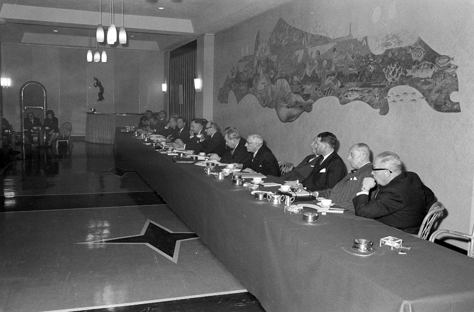 Persconferentie van KNRV waar de nieuwe KLM-directeur E. H. Larive aanwezig was,, Bestanddeelnr 914-6957