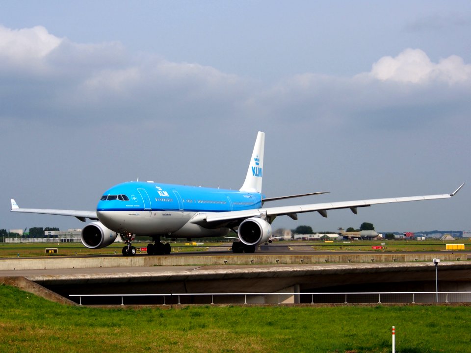 PH-AON KLM Royal Dutch Airlines Airbus A330-203 - cn 925 taxiing 14july2013 pic4