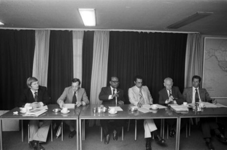 Persconferentie van Ministerie BZ betreffende wereldbevolkingsjaar overzicht pe, Bestanddeelnr 927-3760