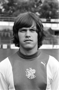 Persdag Ajax nr 2, 3 Frank Arnesen (kop), nr 4 Rob Tervoort (kop), Bestanddeelnr 929-8308