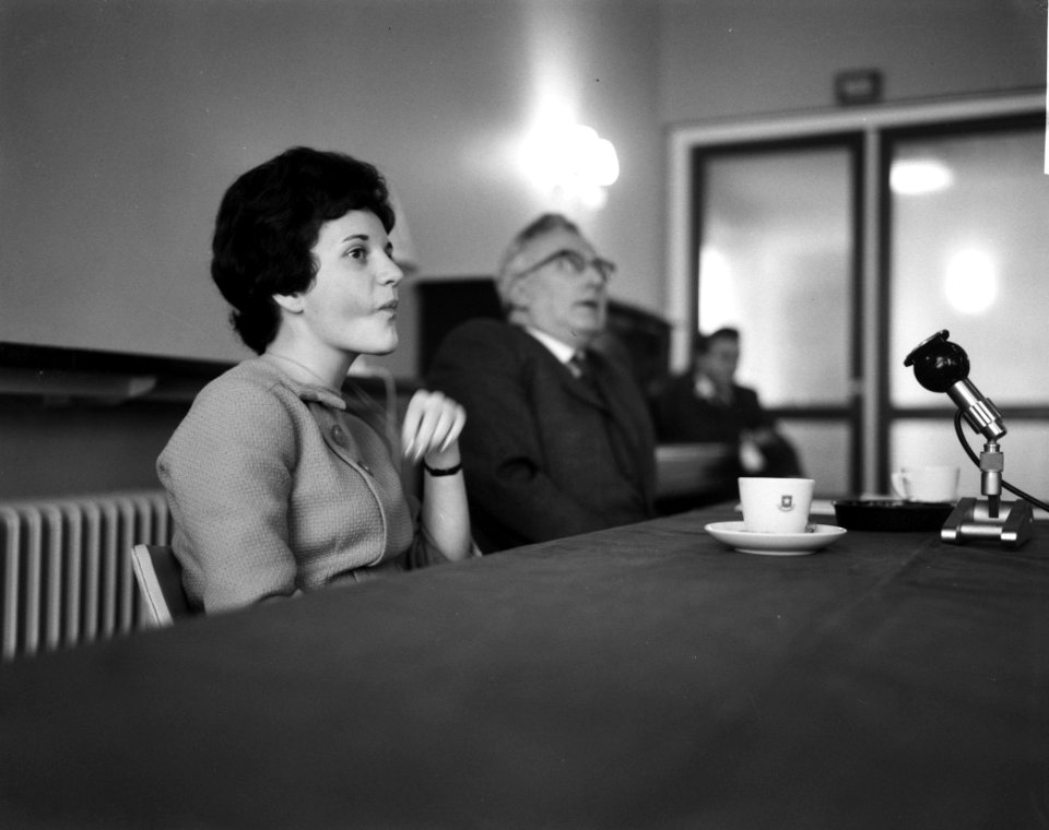 Persconferentie van Anneke Beekman in Maastricht Anneke tijdens persconferentie, Bestanddeelnr 913-2509