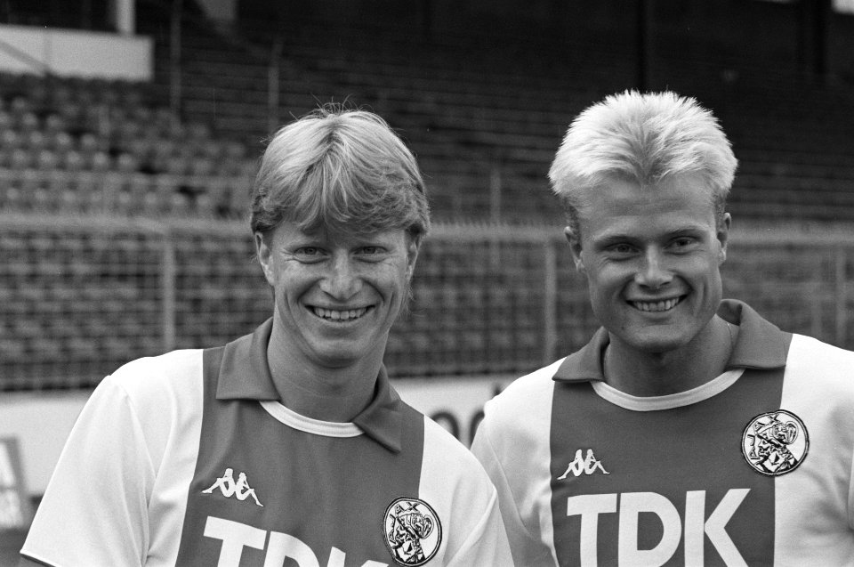 Persdag Ajax nieuwe spits Stefan Petterson (l) met landgenoot Peter Larsson, Bestanddeelnr 934-2879