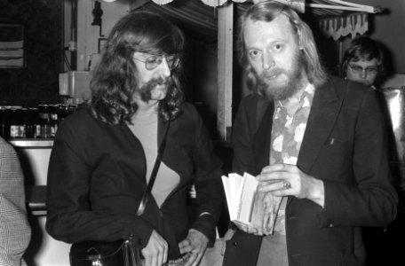 Peter H van Lieshout en Simon Vinkenoog (rechts) met boeken, Bestanddeelnr 926-9891