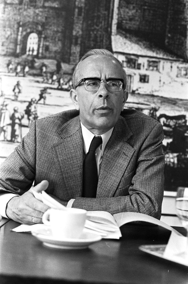Persconferentie verslag Rekenkamer 1976 in Den Haag hoofd Rekenkamer Peschar (, Bestanddeelnr 929-2070