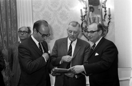 Persconferentie van verzekeringsmij Abbey Leven in Amsterdam, over wijziging, Bestanddeelnr 922-4843