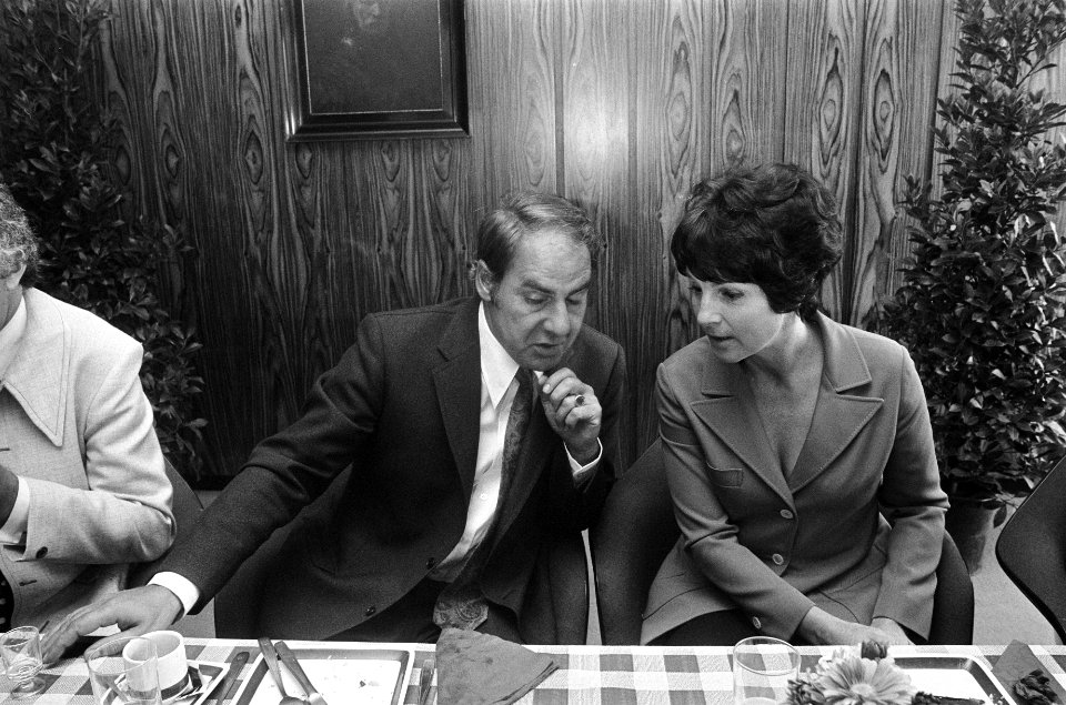 Persconferentie van AVRO in congrescentrum Utrecht Willem Duys (l) en Mies Bouw, Bestanddeelnr 927-4318