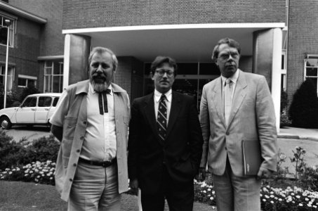 Persconferntie Avro v.l.n.r. managers Kees Buurman , Fons van Westerloo , Chris, Bestanddeelnr 933-4130