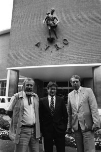 Persconferntie Avro v.l.n.r. managers Kees Buurman , Fons van Westerloo , Chris, Bestanddeelnr 933-4129