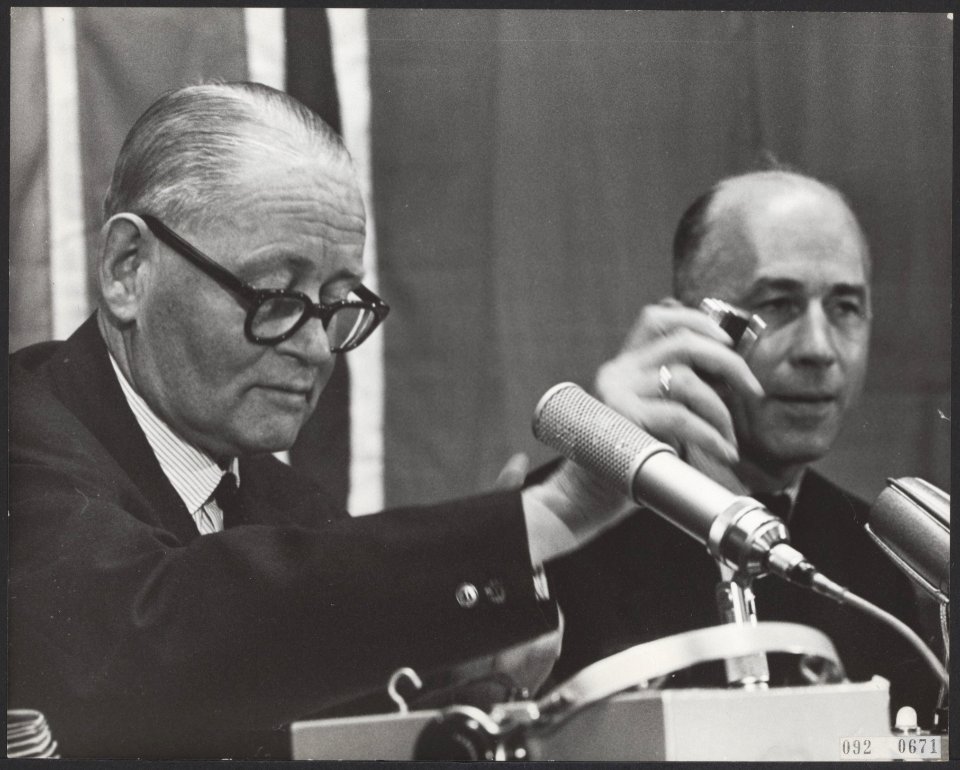 Persconferenties, politici, Stikker, Dirk, Bestanddeelnr 092-0671